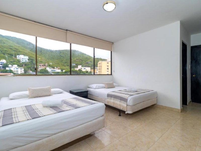 Habitacion Triple Dos Camas en el Hotel Axis Inn en Santa Marta